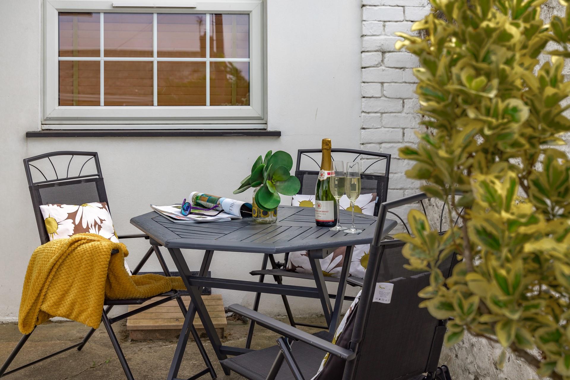 Enjoy some alfresco drinks in the courtyard area.