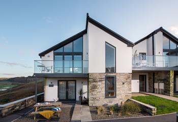 The Oyster Bed is a gorgeous seaside home in a luxury development in Mawgan Porth. 