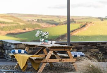 You can enjoy beautiful views of the sea and countryside from the front of the house. 