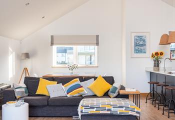 This property offers modern living with exquisite, practical furnishings and a cheerful, seaside colour scheme. 