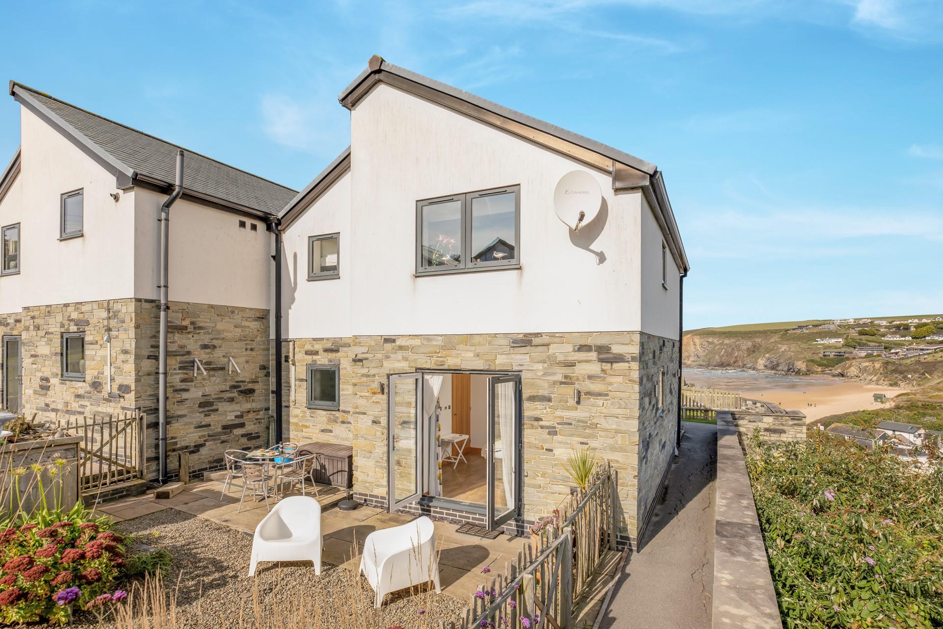 The pretty garden has a heated shower and surf storage, great for washing off wet suits and sandy paws.