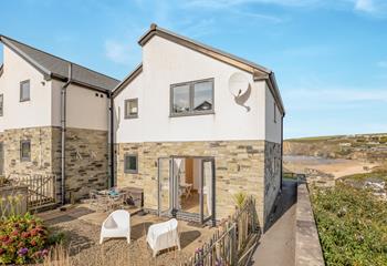 The pretty garden has a heated shower and surf storage, great for washing off wet suits and sandy paws.