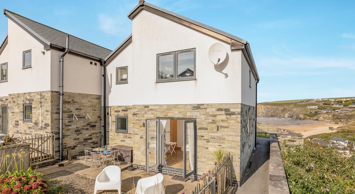 The pretty garden has a heated shower and surf storage, great for washing off wet suits and sandy paws.