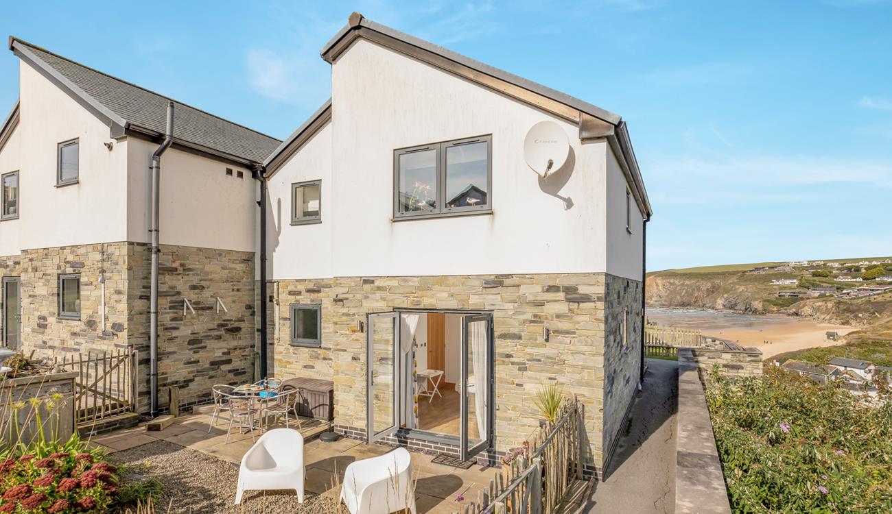 The pretty garden has a heated shower and surf storage, great for washing off wet suits and sandy paws.