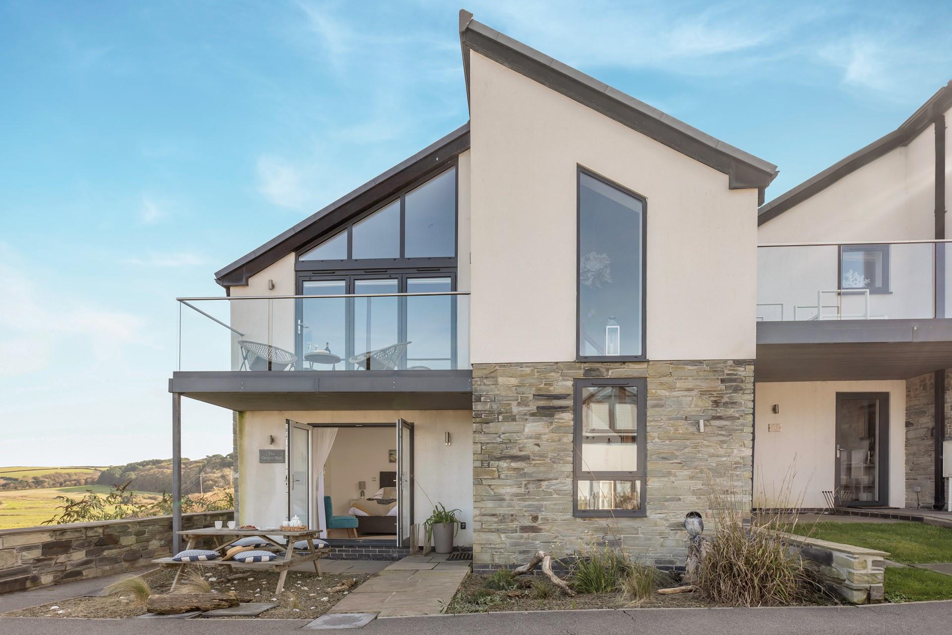 The Oyster Bed overlooks the coastal village of Mawgan Porth, surrounded by coast and countryside.