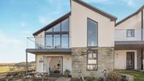 The Oyster Bed overlooks the coastal village of Mawgan Porth, surrounded by coast and countryside.