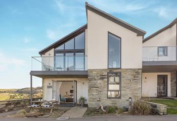 The Oyster Bed overlooks the coastal village of Mawgan Porth, surrounded by coast and countryside.