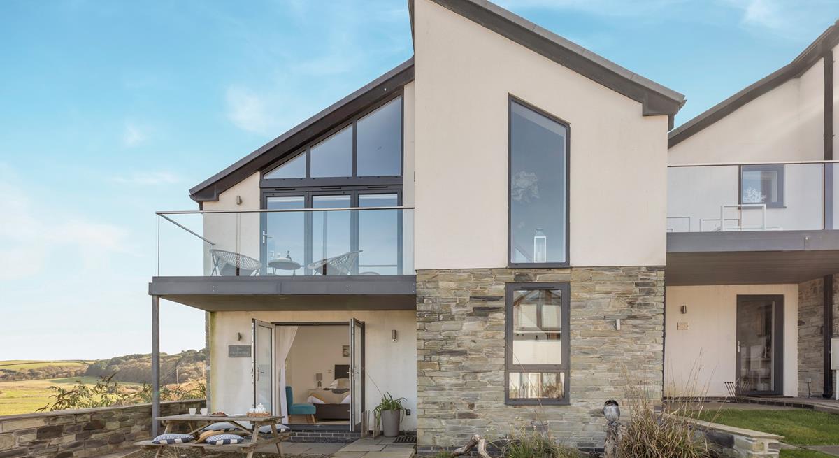 The Oyster Bed overlooks the coastal village of Mawgan Porth, surrounded by coast and countryside.