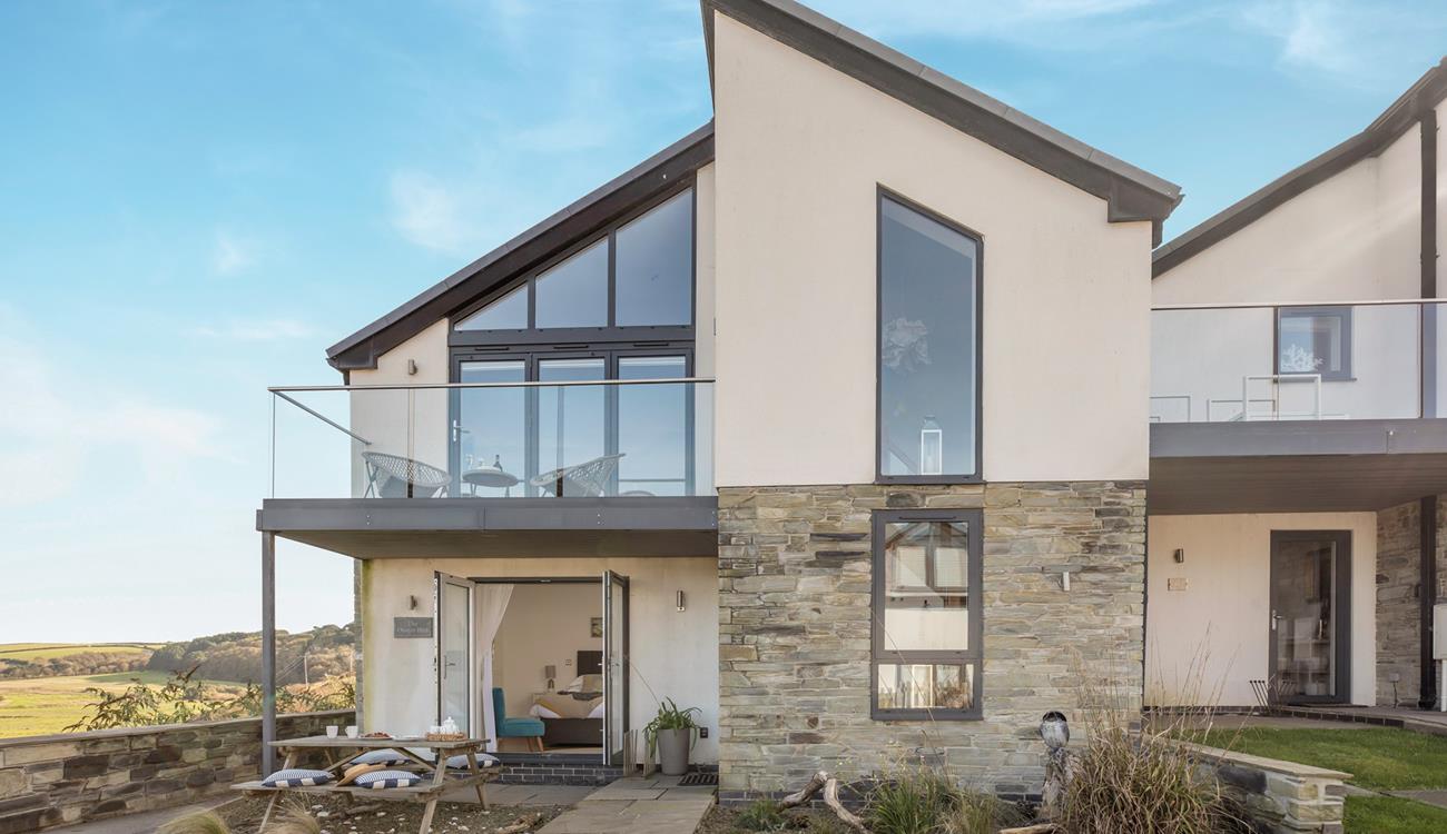 The Oyster Bed overlooks the coastal village of Mawgan Porth, surrounded by coast and countryside.