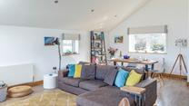 The Oyster Bed offers modern coastal living with exquisite furnishings and a cheerful, seaside colour scheme. 