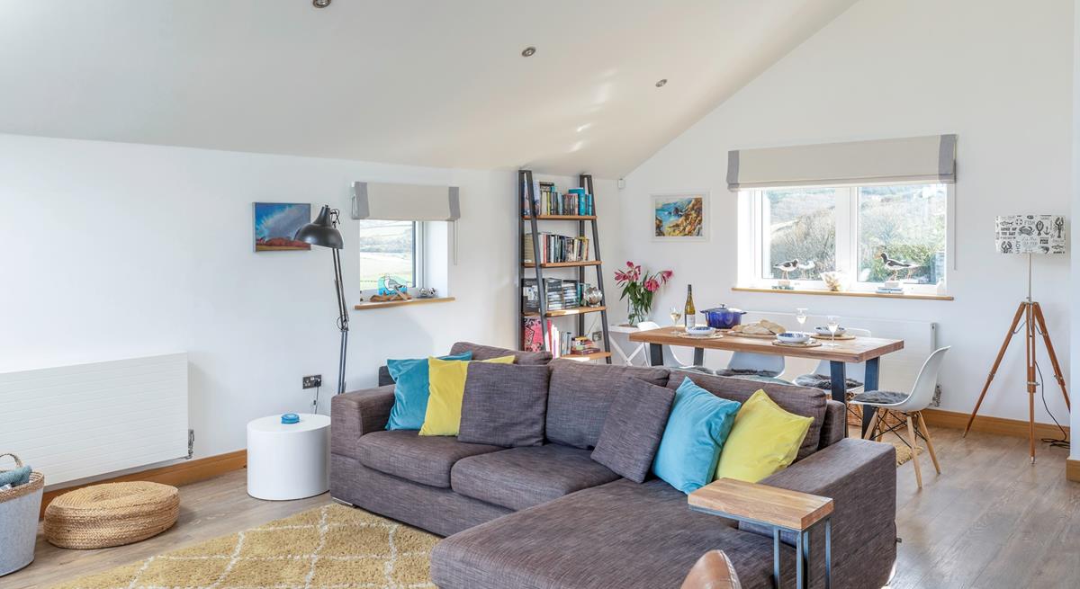 The Oyster Bed offers modern coastal living with exquisite furnishings and a cheerful, seaside colour scheme. 