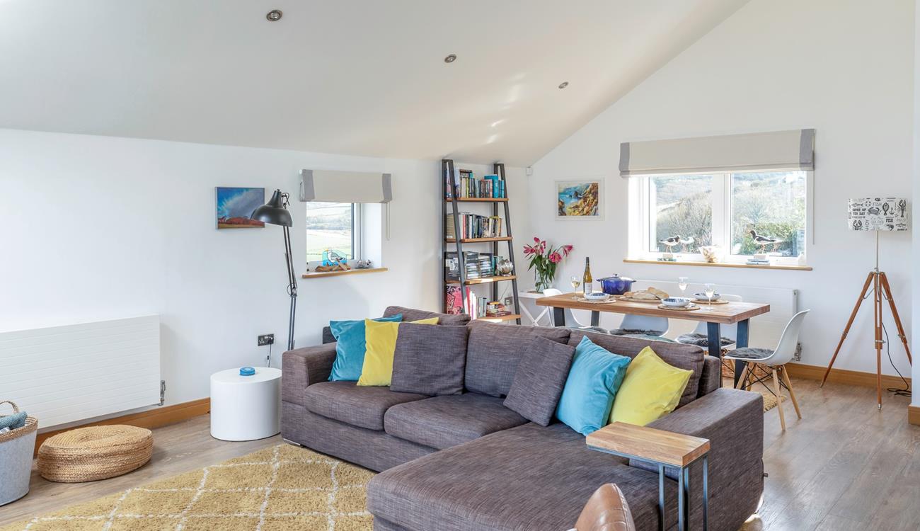 The Oyster Bed offers modern coastal living with exquisite furnishings and a cheerful, seaside colour scheme. 