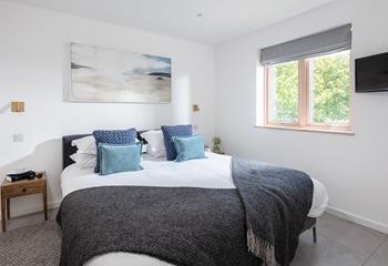 The ground floor zip and link bedroom with en suite shower room is great for family or friends holidaying together.