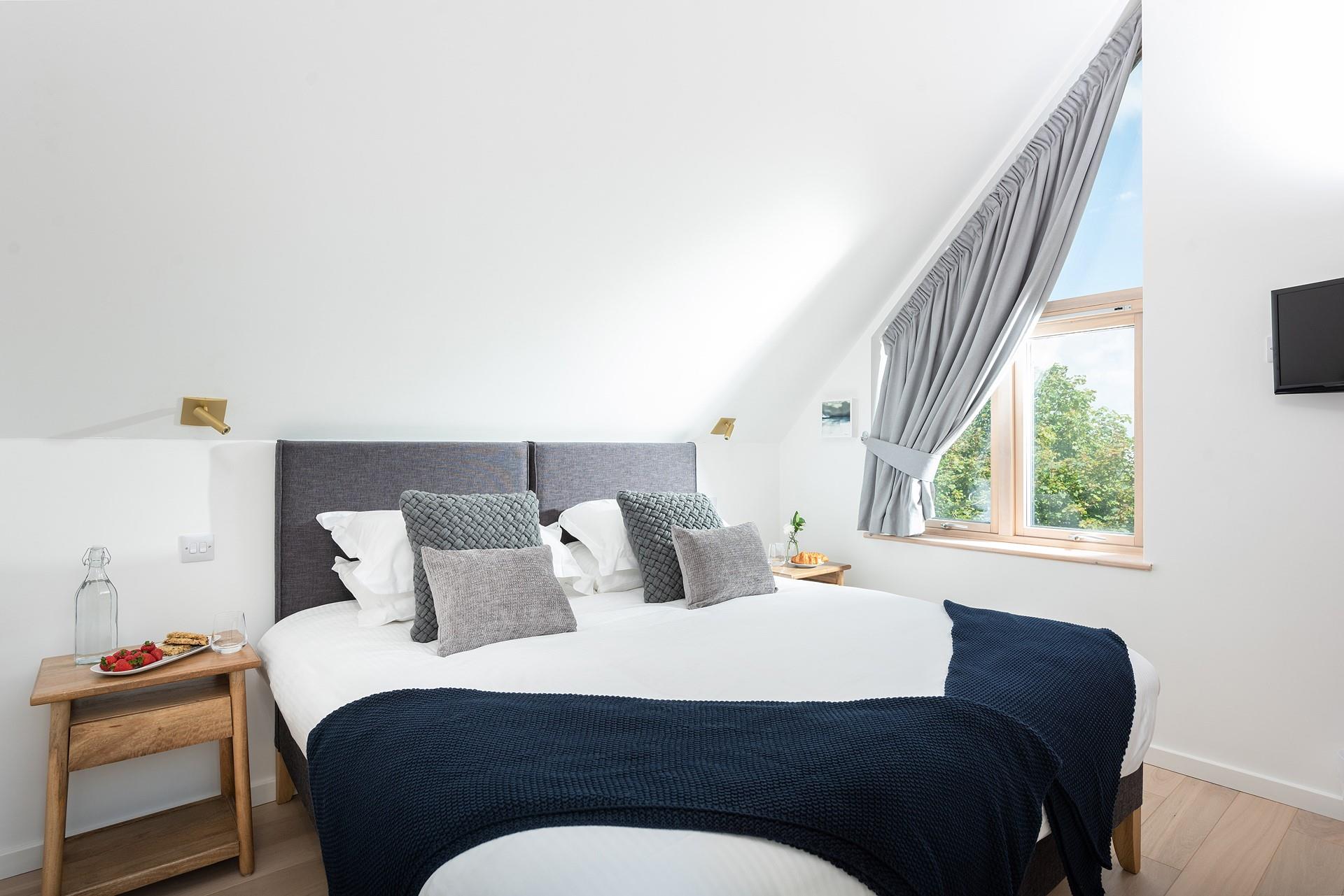 Another zip and link bedroom, choose from a king or twin beds for flexible sleeping arrangements.