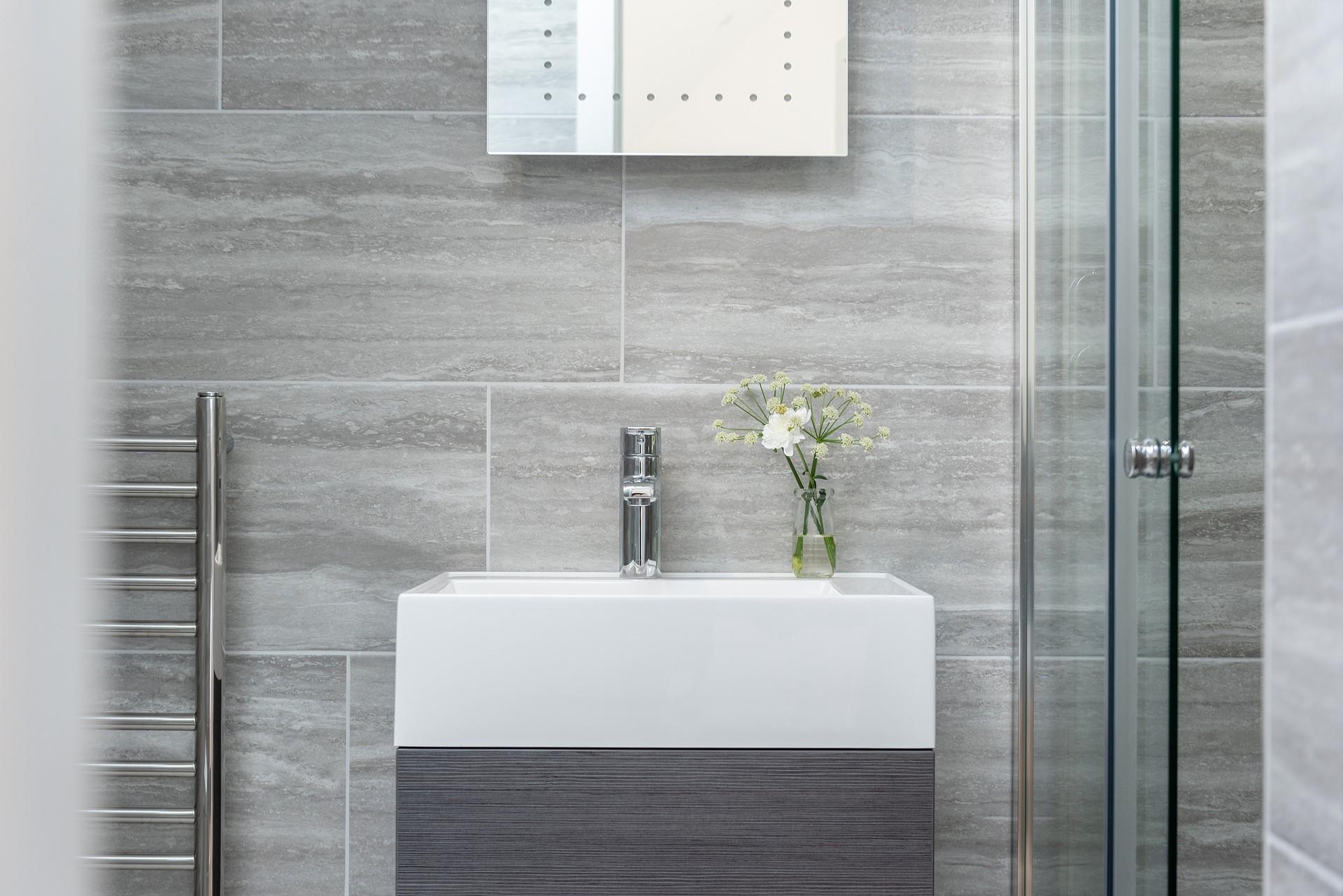 Get ready in the en suite to walk across the beach to The Rockpool restaurant.