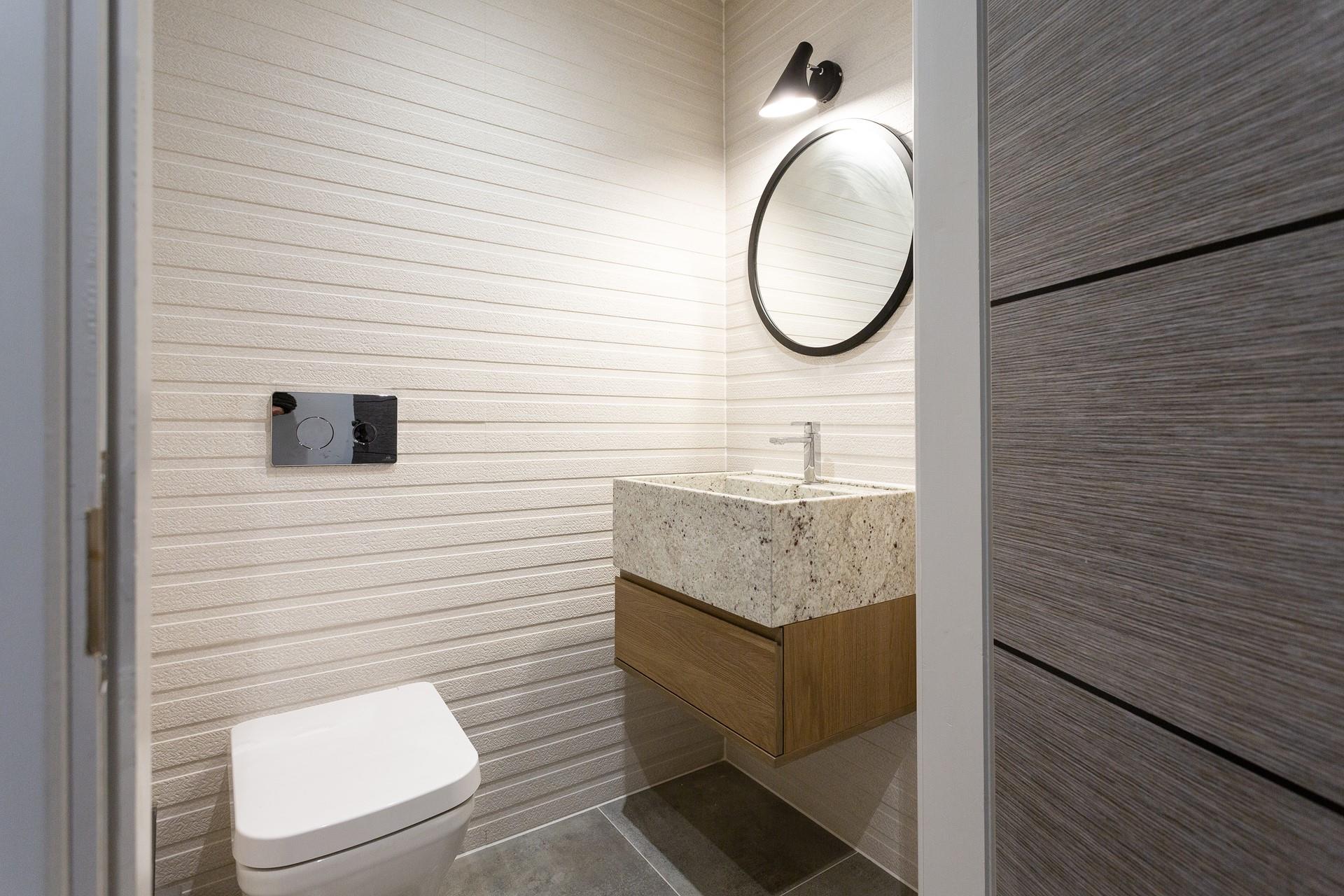 The modern cloakroom features a WC and a basin.