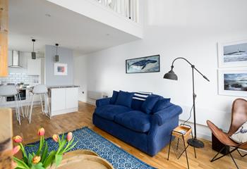 The neutral colours with hints of deep blue provide a relaxing space to lounge in. 