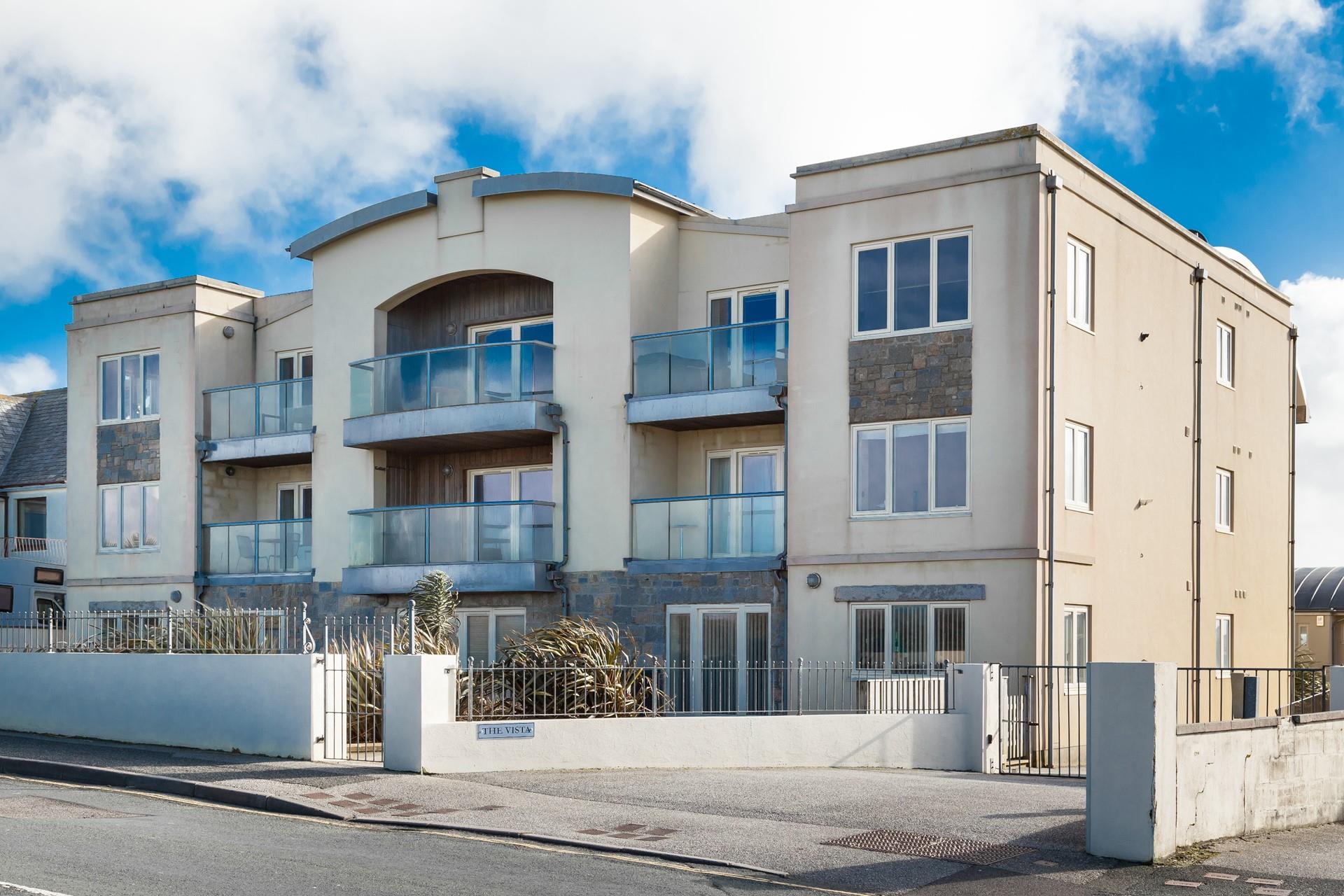 Situated on the Pentire peninsula, 2 The Vista is in the perfect position for exploring this popular seaside town. 