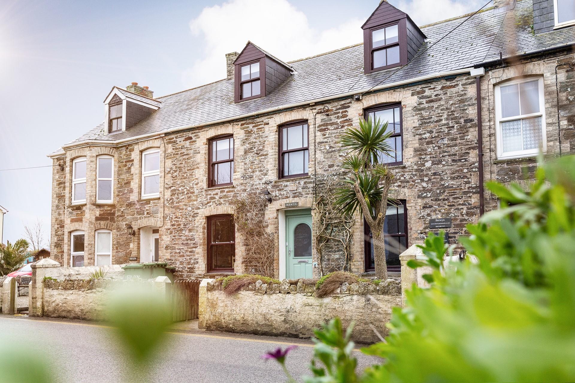 Take a short stroll to the beach through the picturesque village of Crantock.