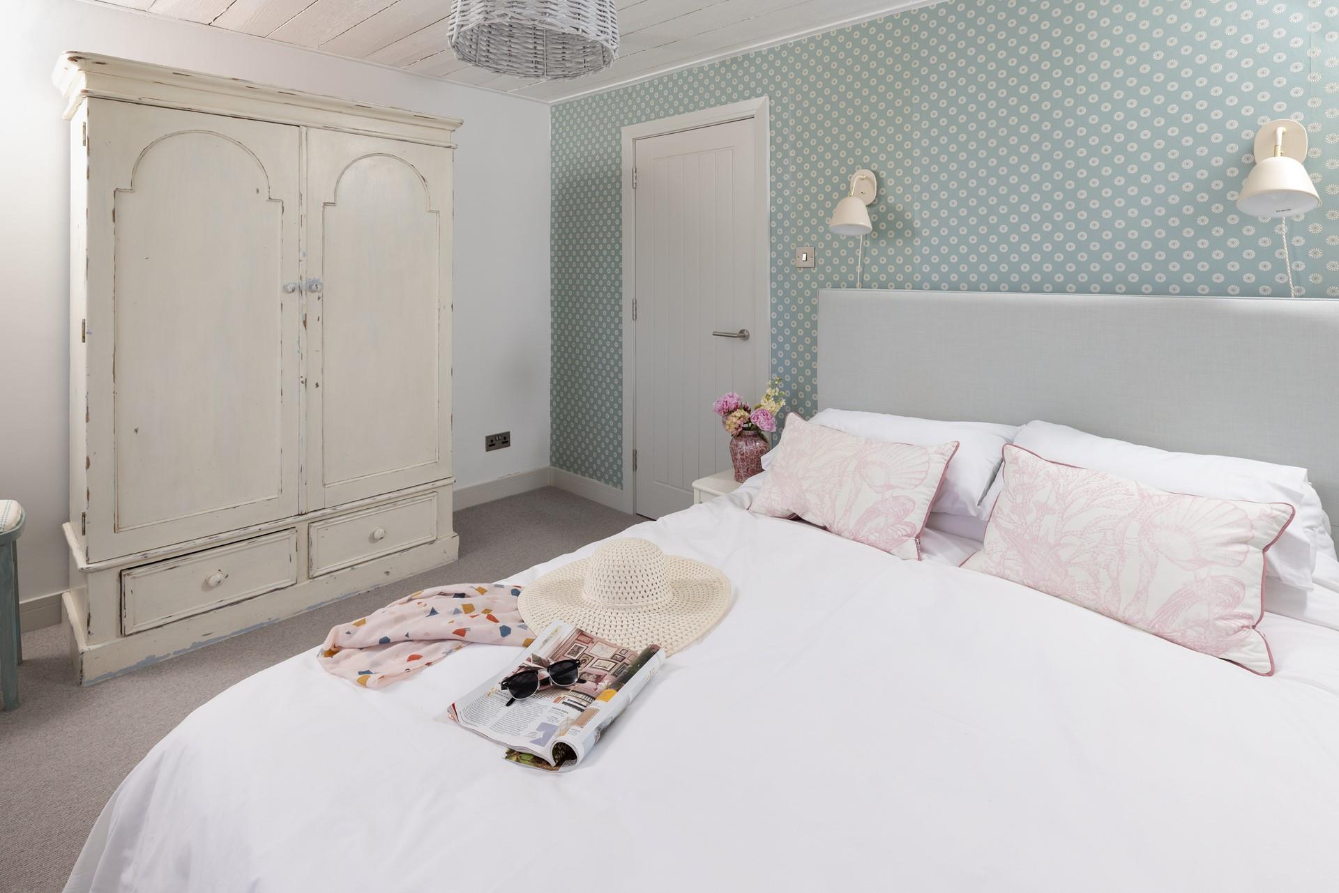 This sumptuous king size bed offers space and comfort, ensuring a perfect night's sleep.