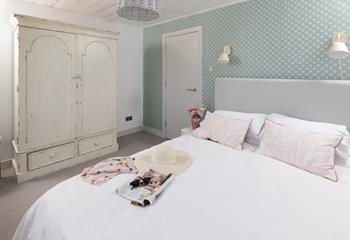This sumptuous king size bed offers space and comfort, ensuring a perfect night's sleep.