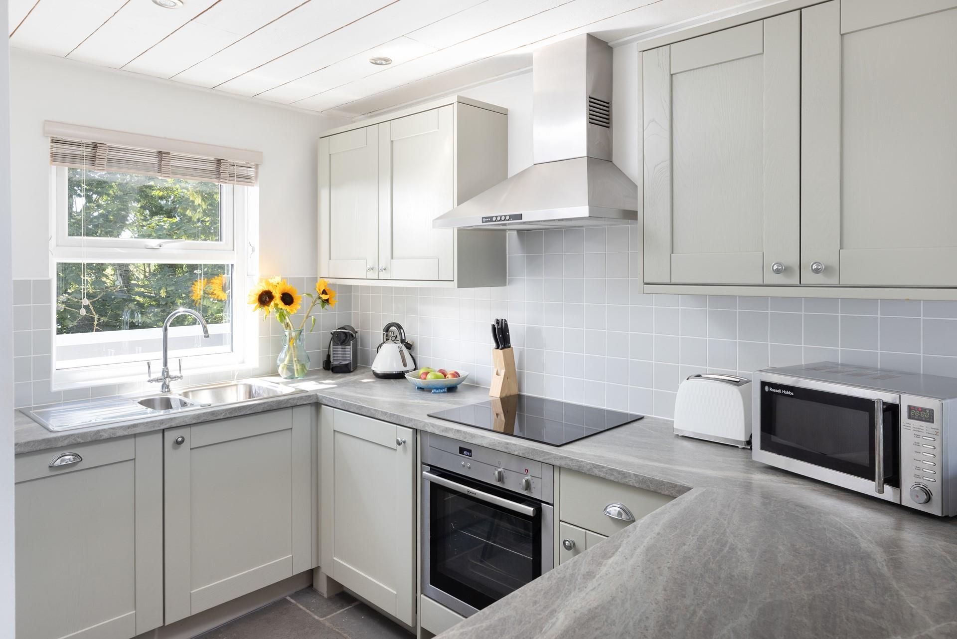 The well-equipped kitchen has all you need for your stay.