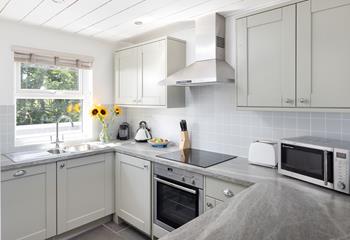 The well-equipped kitchen has all you need for your stay.