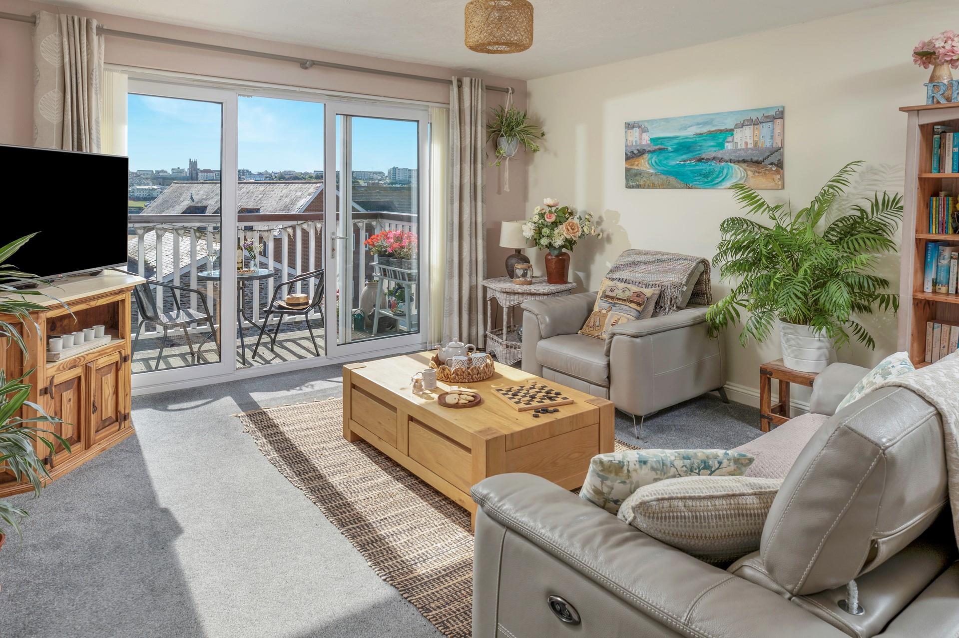 Centrally located and within walking distance of the beach, harbour and town, 6 Harvest Moon is a delightful apartment. 