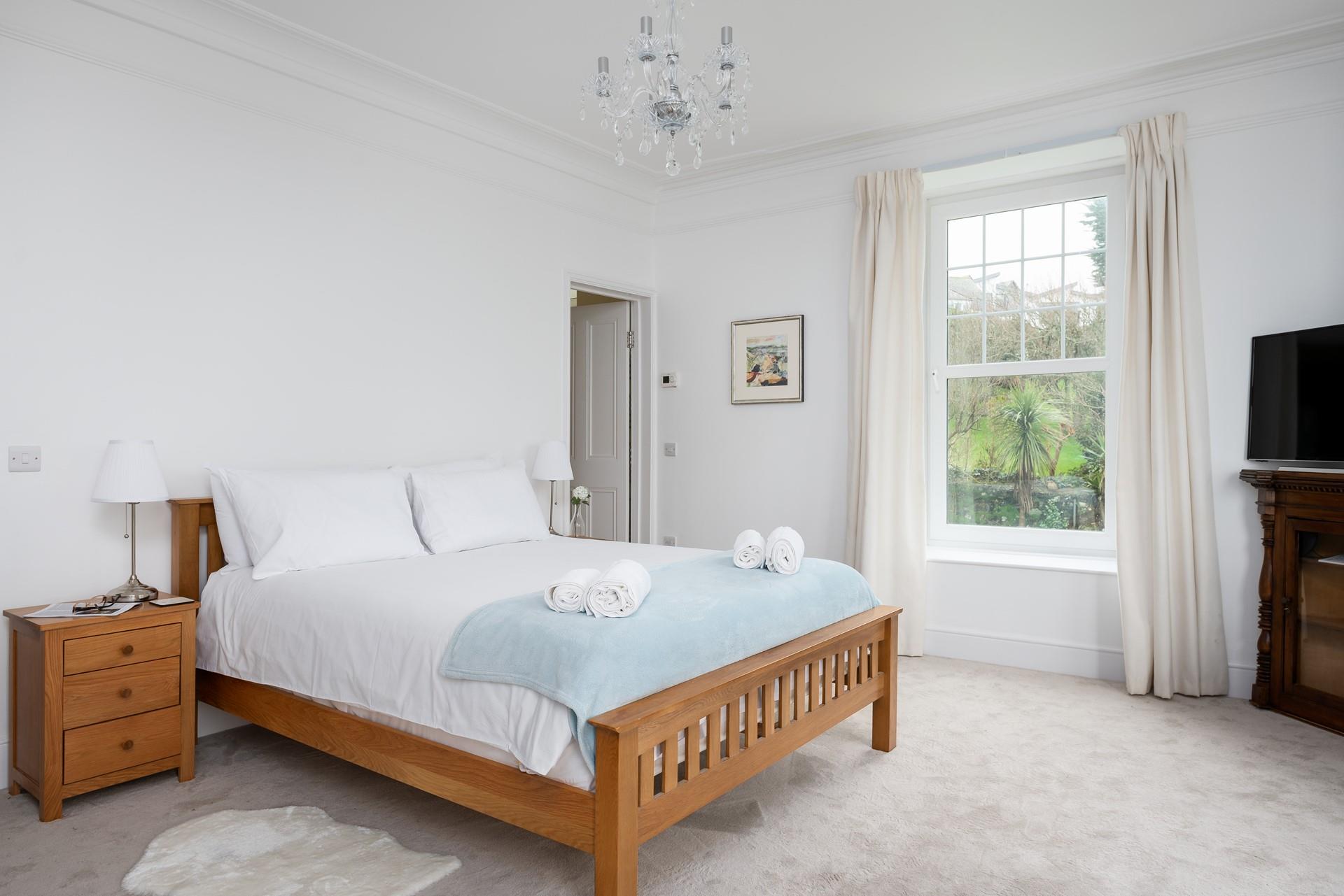 The en suite from bedroom 2 has a double ended bath to relax in, perfect after a busy day exploring St Ives. 