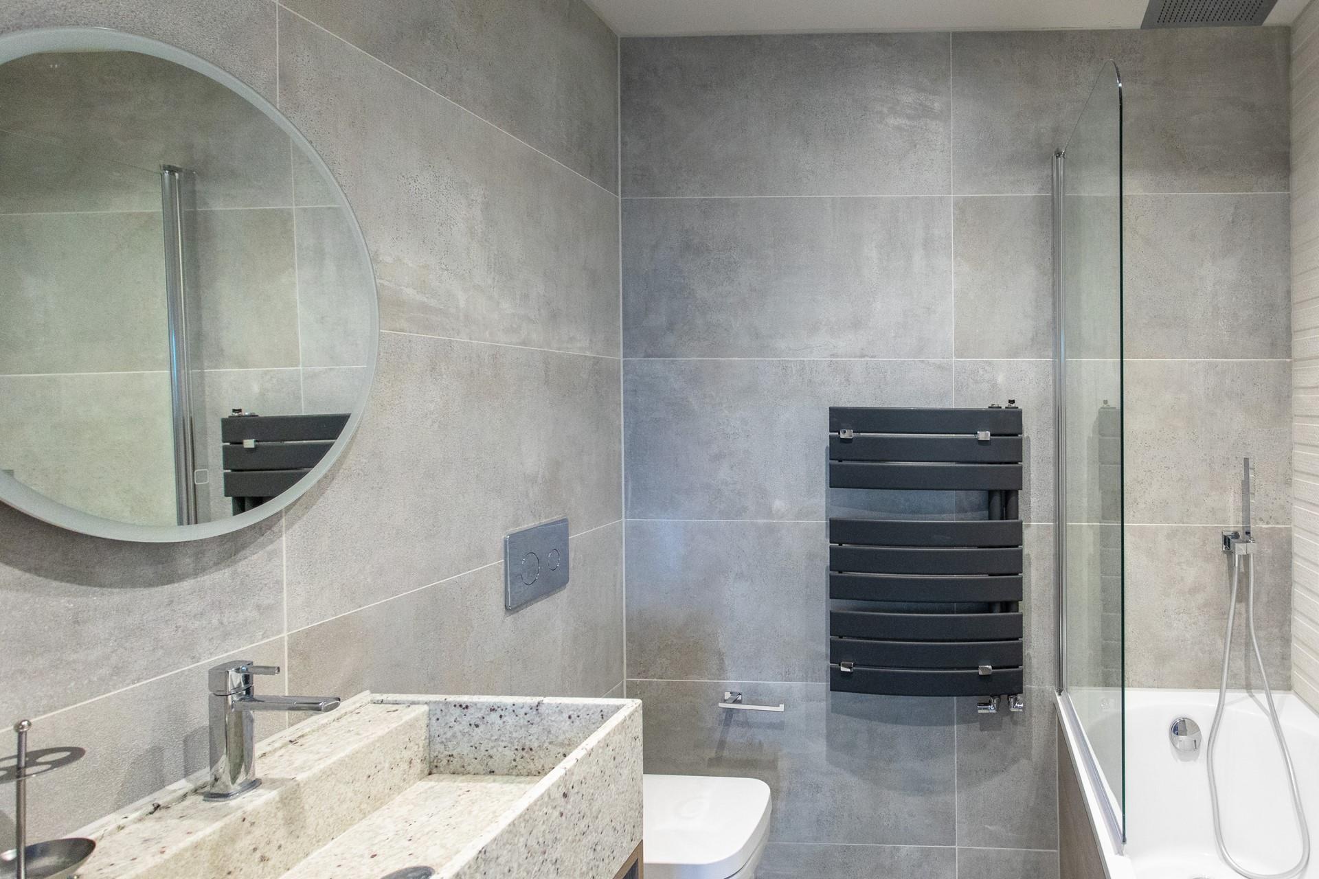 Gorgeous fixtures and fittings throughout, add a glamorous boutique feel to this lovely new apartment.