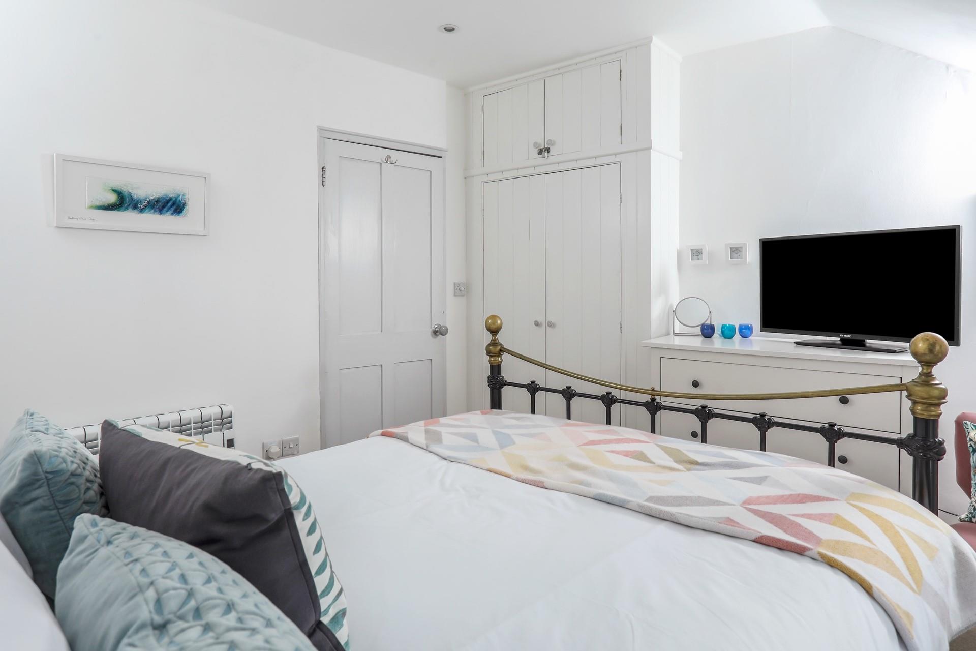 Wake up and check the day's weather whilst sipping your morning coffee.