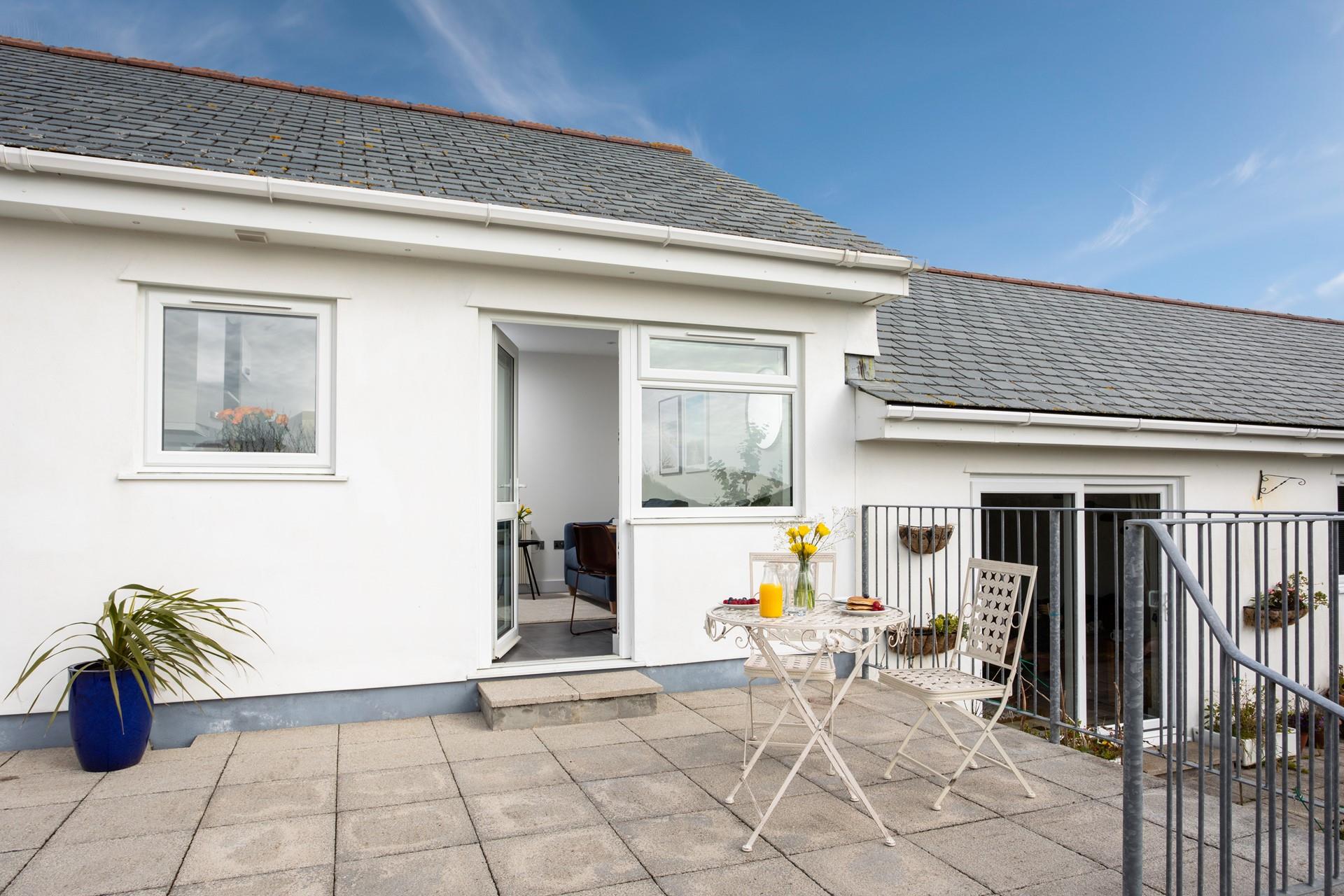 Start your day with breakfast on the terrace, or on warm evenings, dine al fresco whilst breathing in the fresh Cornish air.