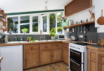 Well-equipped, you will find everything you need for cooking in this gorgeous kitchen. 