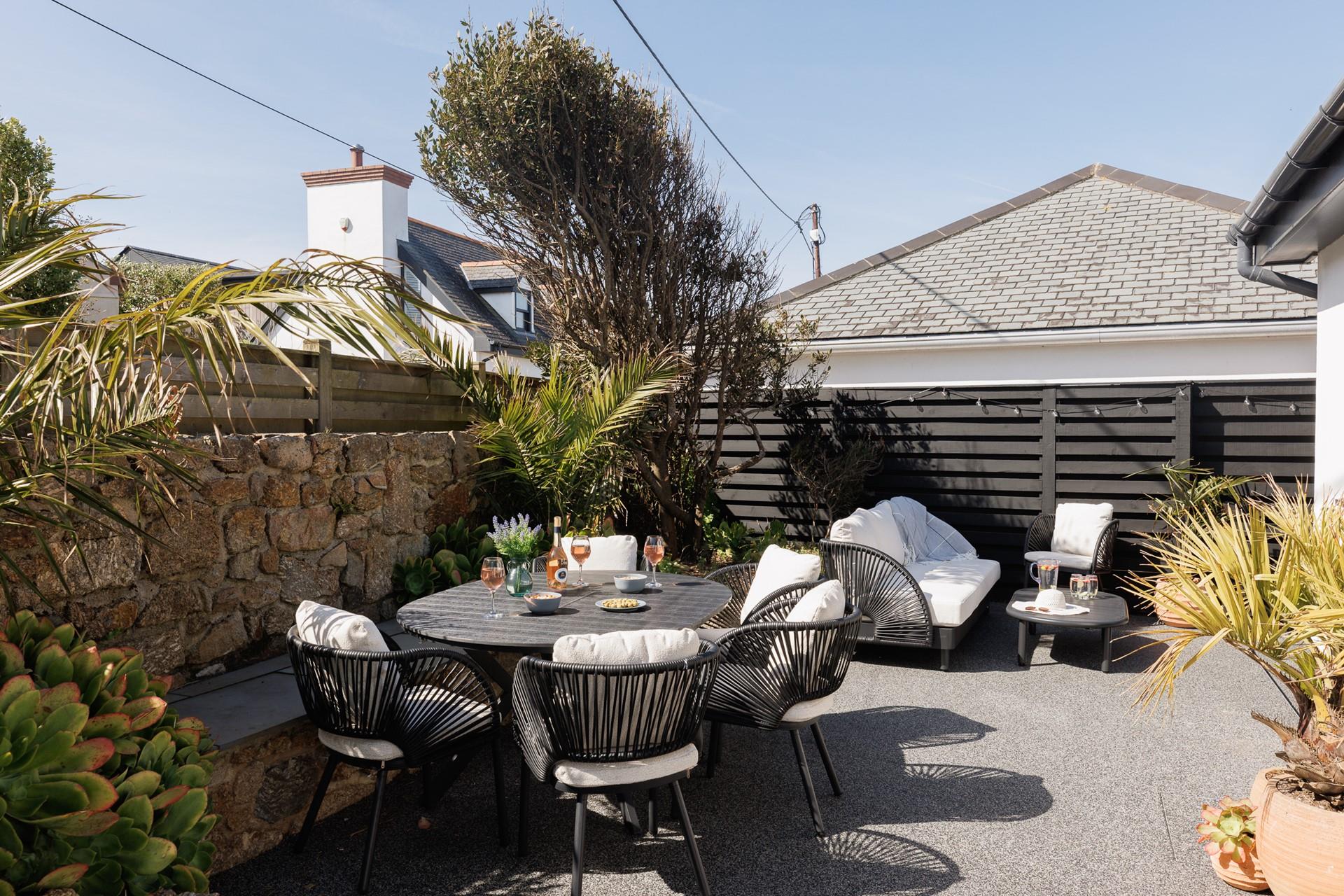The courtyard has a relaxed, tropical feel. Perfect for soaking up the sunshine!