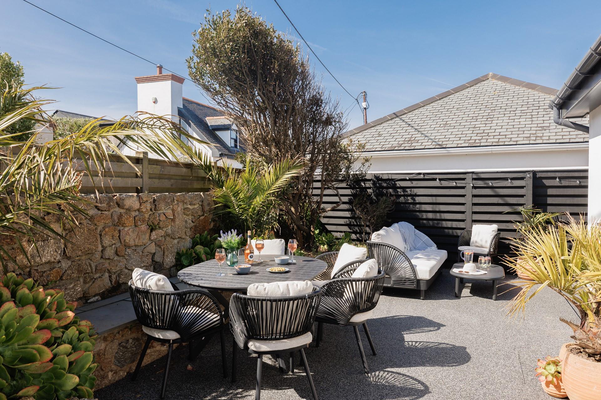 The courtyard has a relaxed, tropical feel. Perfect for soaking up the sunshine!