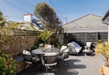 The courtyard has a relaxed, tropical feel. Perfect for soaking up the sunshine!