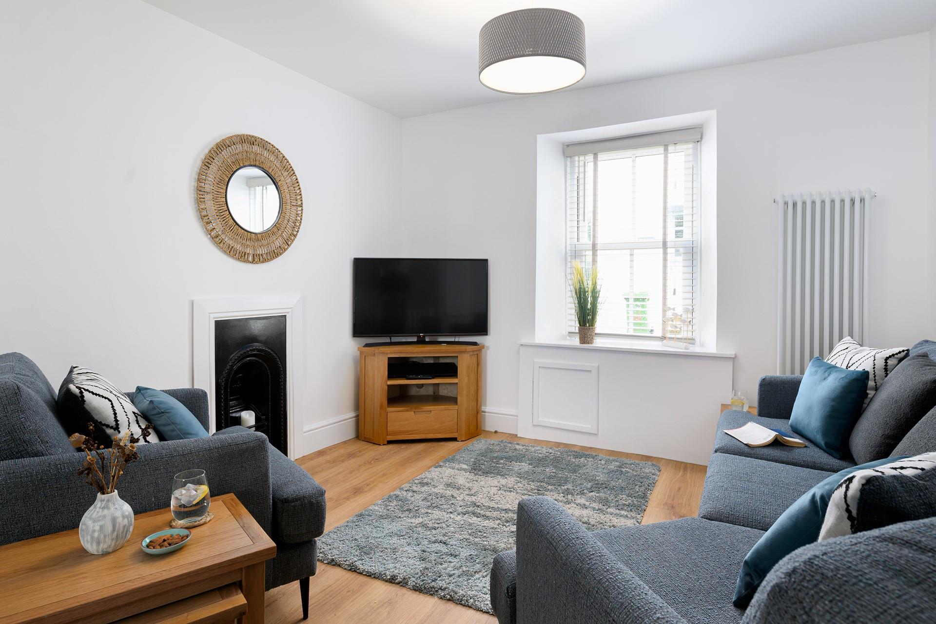 Let the sun shine into your living/dining area while you enjoy your breakfast before wandering into St Ives.