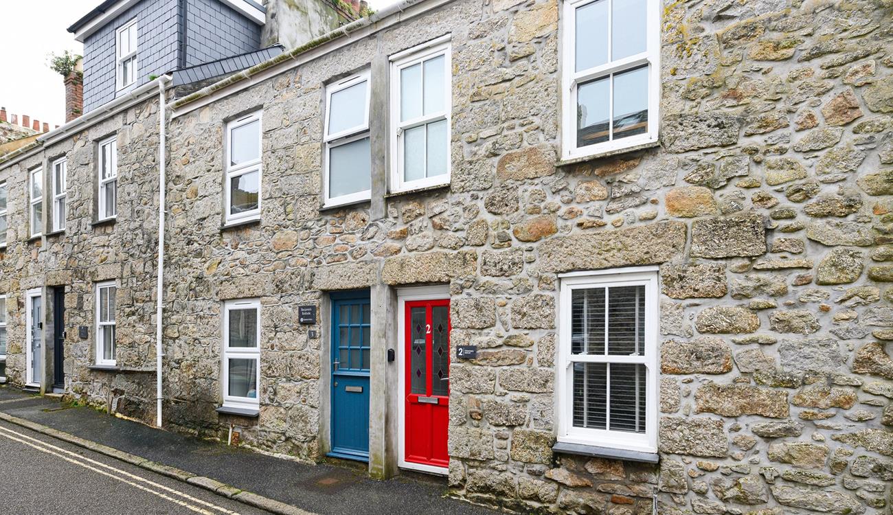 Located far enough away from town that it is a quiet location but still close enough to enjoy all St Ives has to offer within a few minutes.
