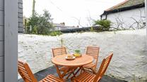 Take your melas al fresco on the patio.