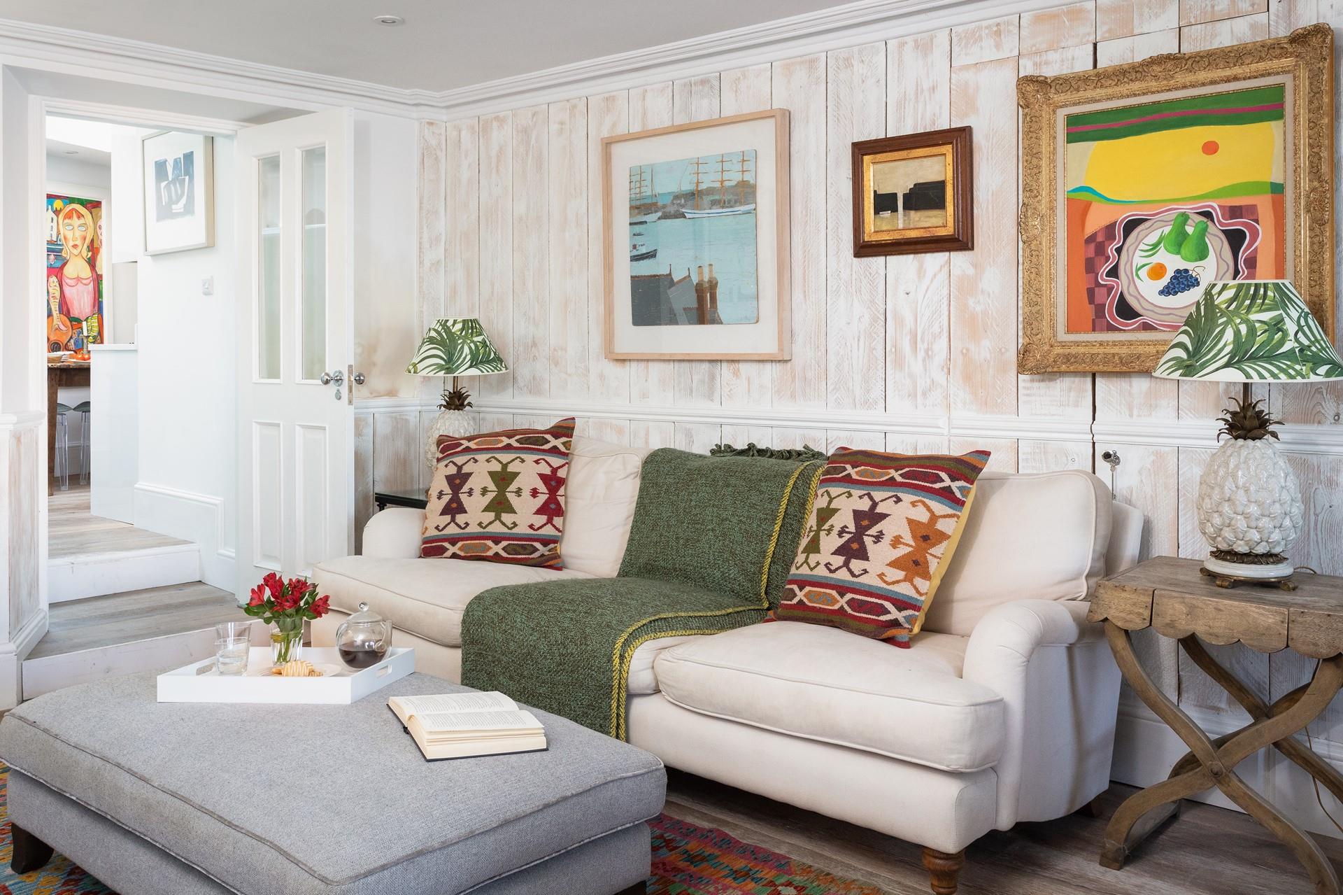 We love the quirky artwork!