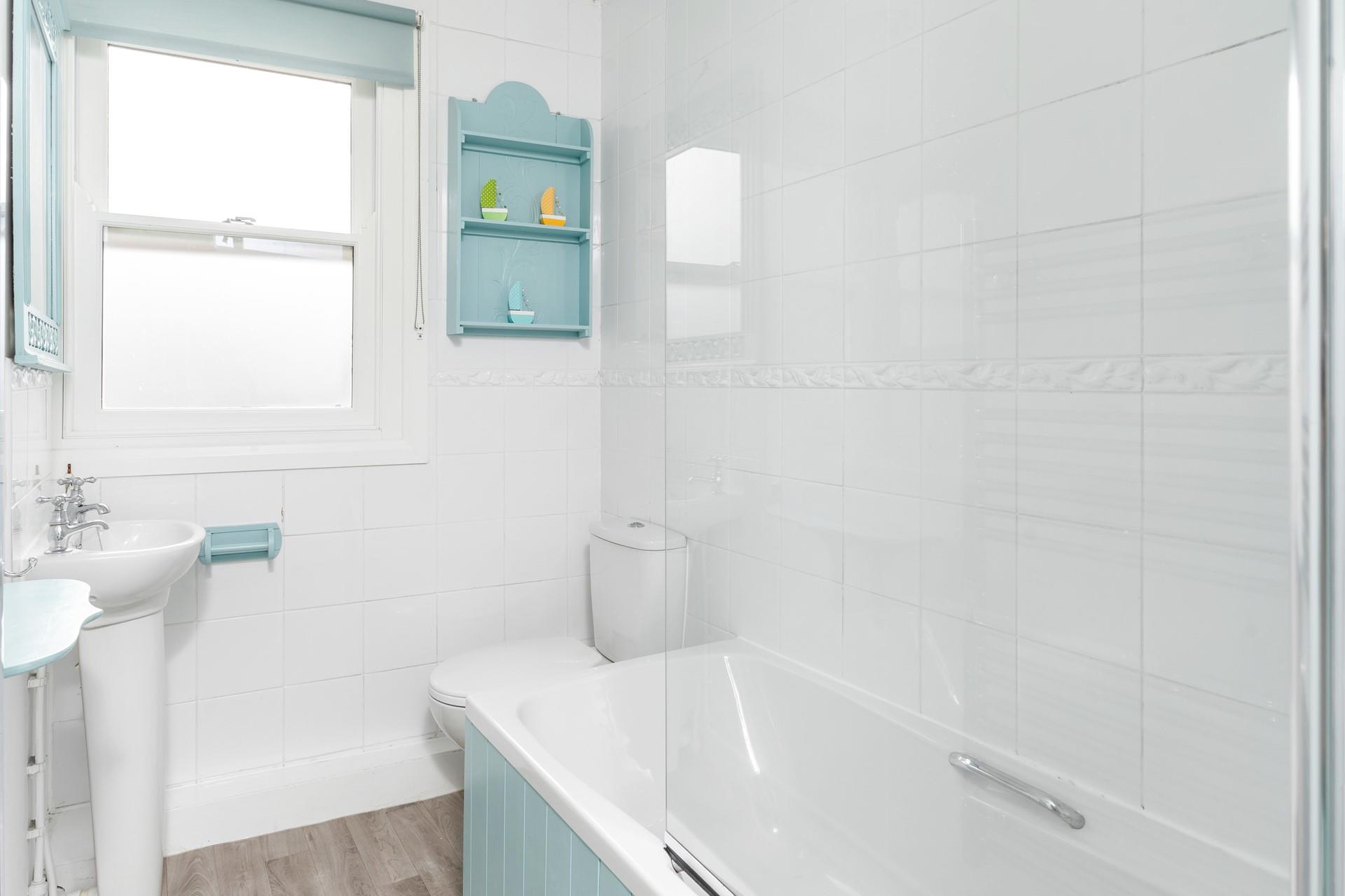 The green and blue colour scheme reminds you just how close to the sea you are.