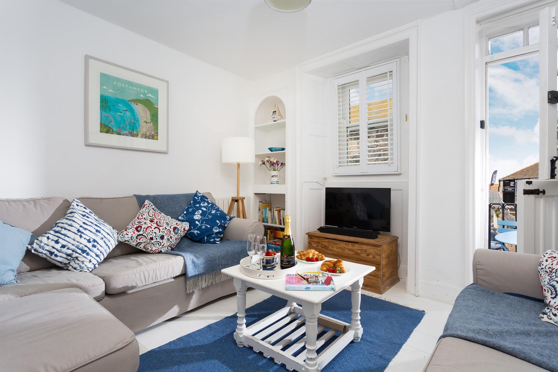 A gorgeous seaside retreat, Shorebreak has a wonderful location just steps from Porthmeor beach and minutes from the famous St Ives Harbour, restaurants and shops.