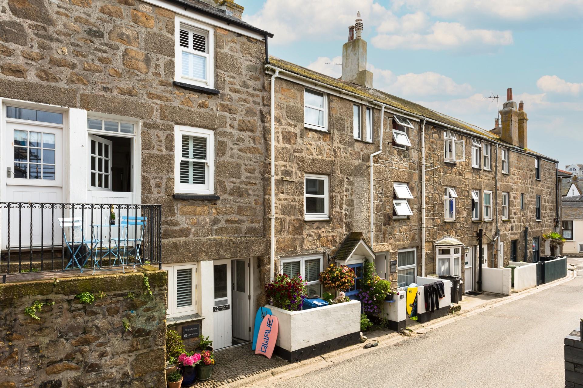 You can be on any of St Ives' five beaches within minutes, thanks to Shorebreak's great location. 