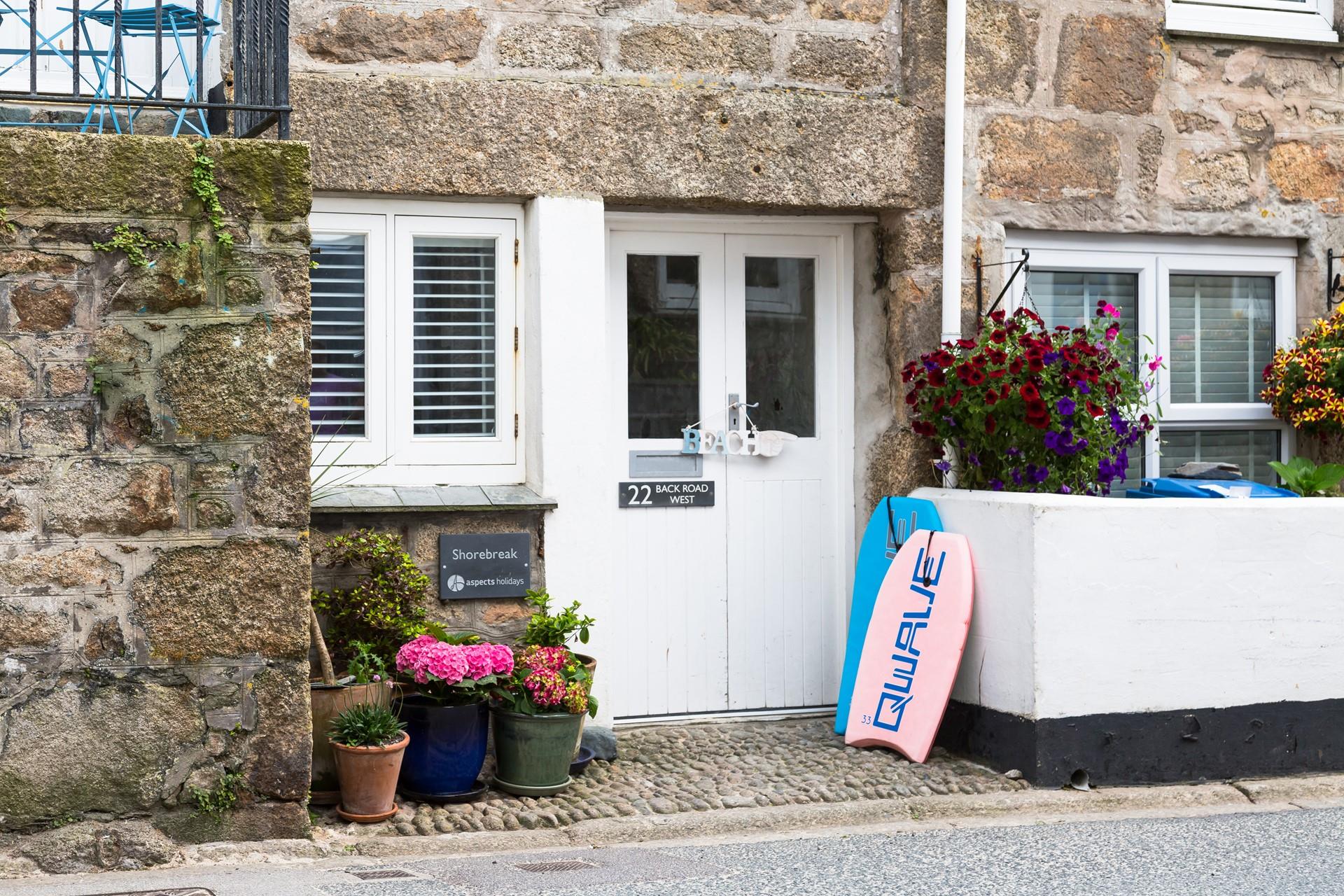 Nestled in the heart of Downalong, the cottage is only a stone's throw from the bustling harbour front.