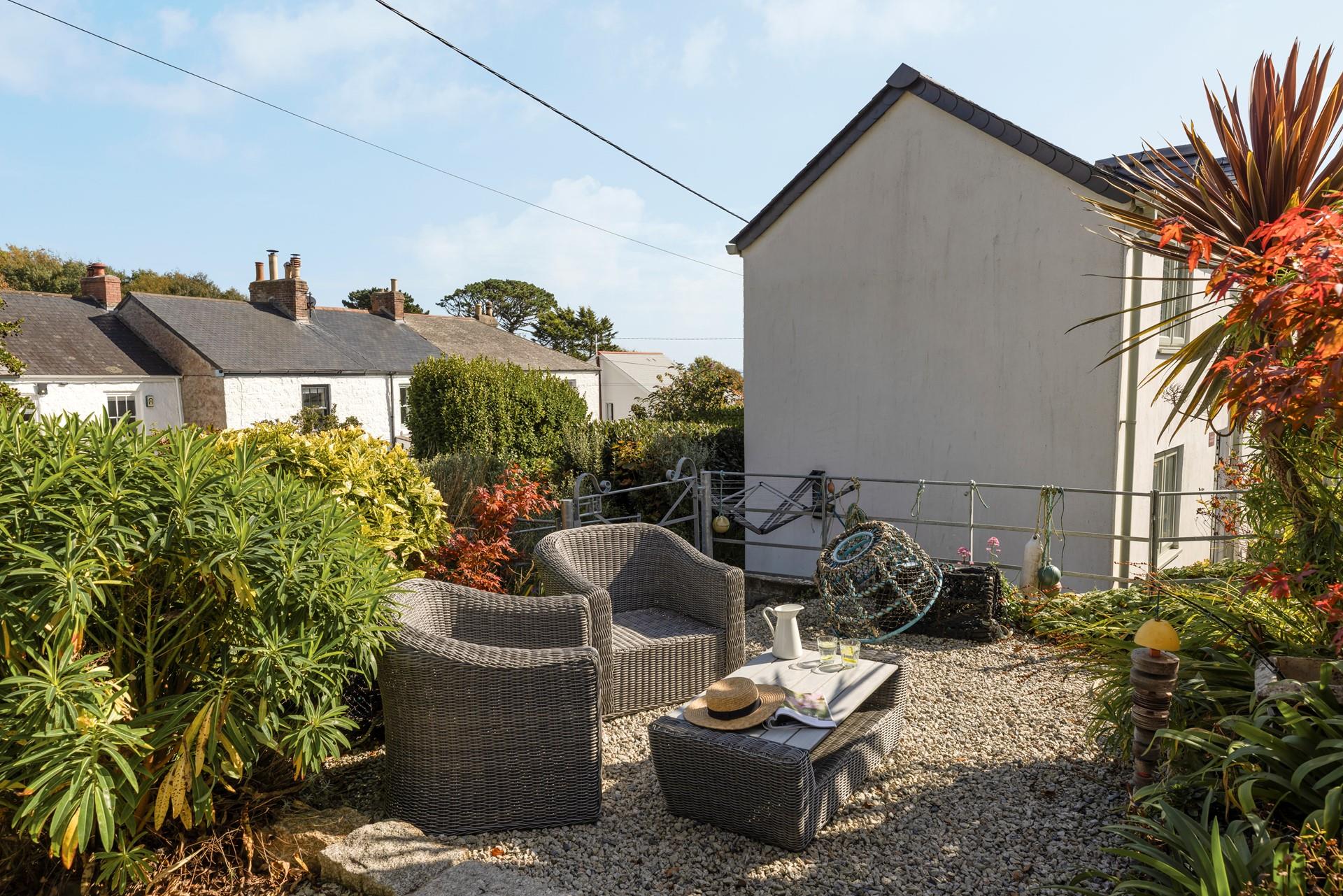 Enjoy eating al fresco on the rattan furniture. 