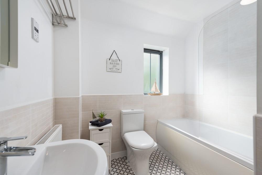 After spending winter days walking along the rugged coastline come back and pour yourself a glass of wine and run yourself a hot bath to unwind.