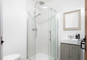 Step into the stylish shower room after a day on the sand and in the sea!