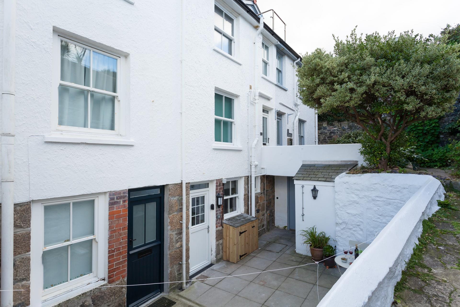 Though quietly located the property is still within easy reach of all St Ives has to offer!
