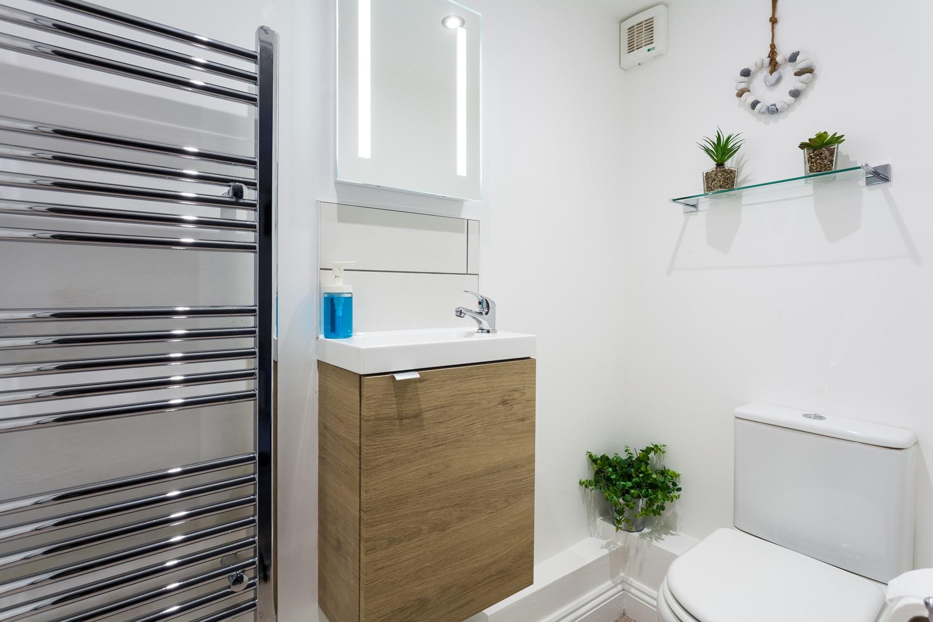 The minimalistic decor and white walls prevent the bathroom from feeling cluttered.