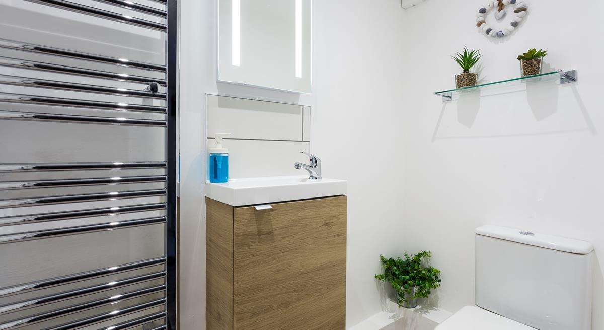 The minimalistic decor and white walls prevent the bathroom from feeling cluttered.